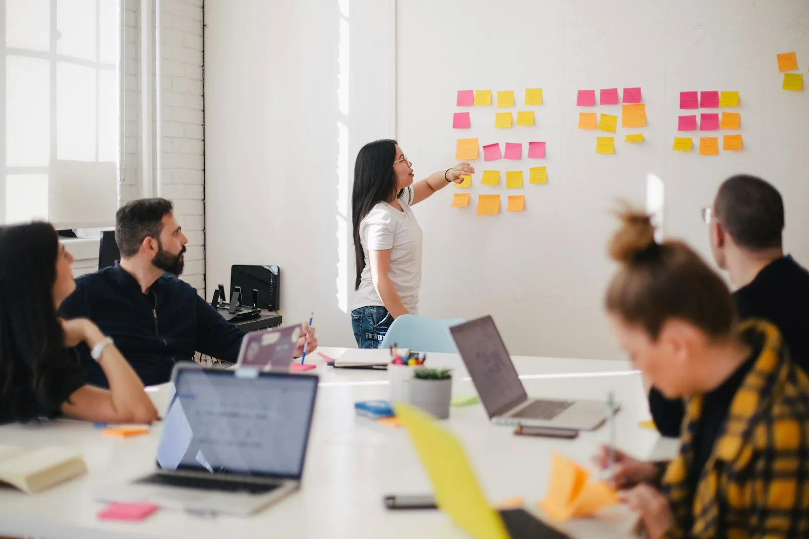 Une équipe d’agence organise ses projets sur un mur de post-its