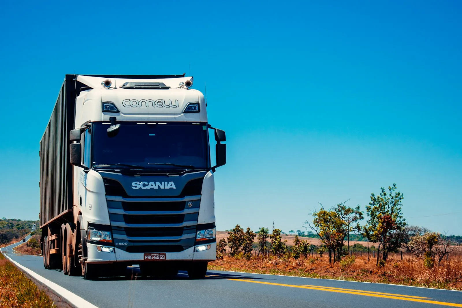 Un camion de transport de marchandises roule sur une route nationale